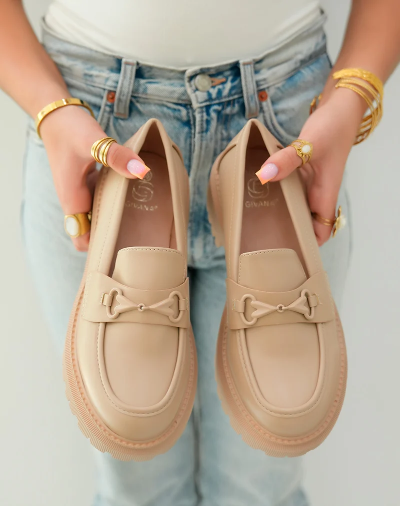 Mocassins beige foncé tendance avec coeur rouge et plateforme crantée