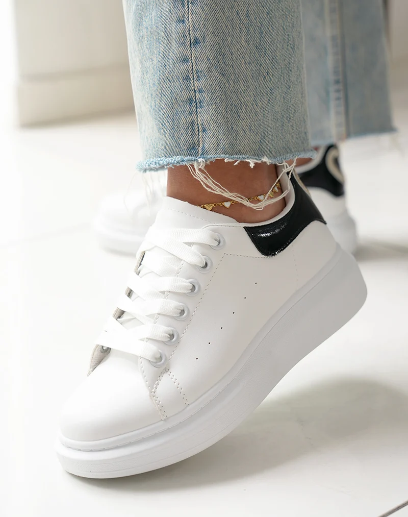 Baskets femme blanches tendance avec empiècement noir irisé et détail doré