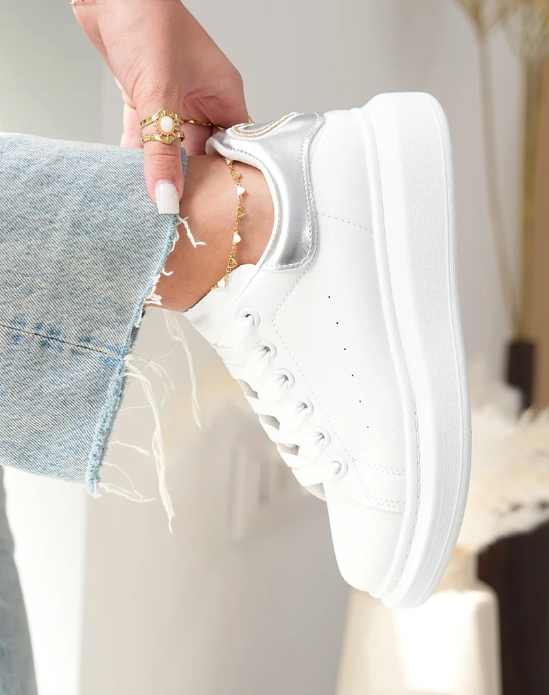 Baskets femme blanches tendance avec empiècement argenté irisé et détail doré