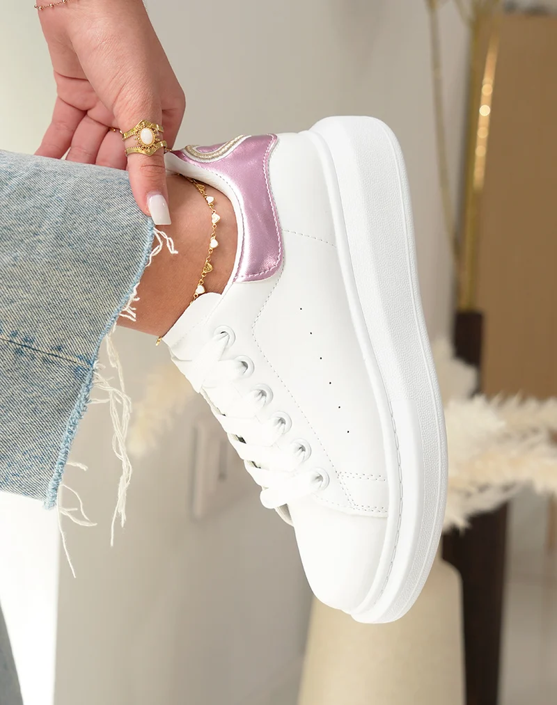 Baskets femme blanches tendance avec empiècement rose irisé et détail cœur doré