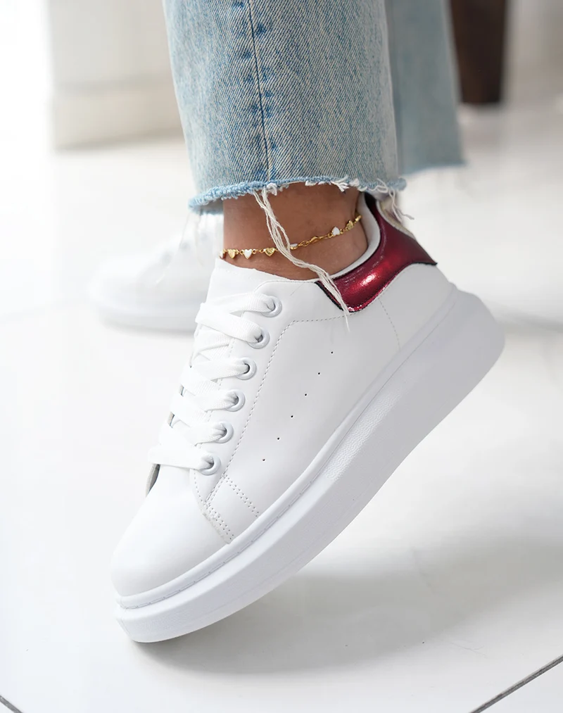 Baskets femme blanches tendance avec empiècement bordeaux irisé et détail doré