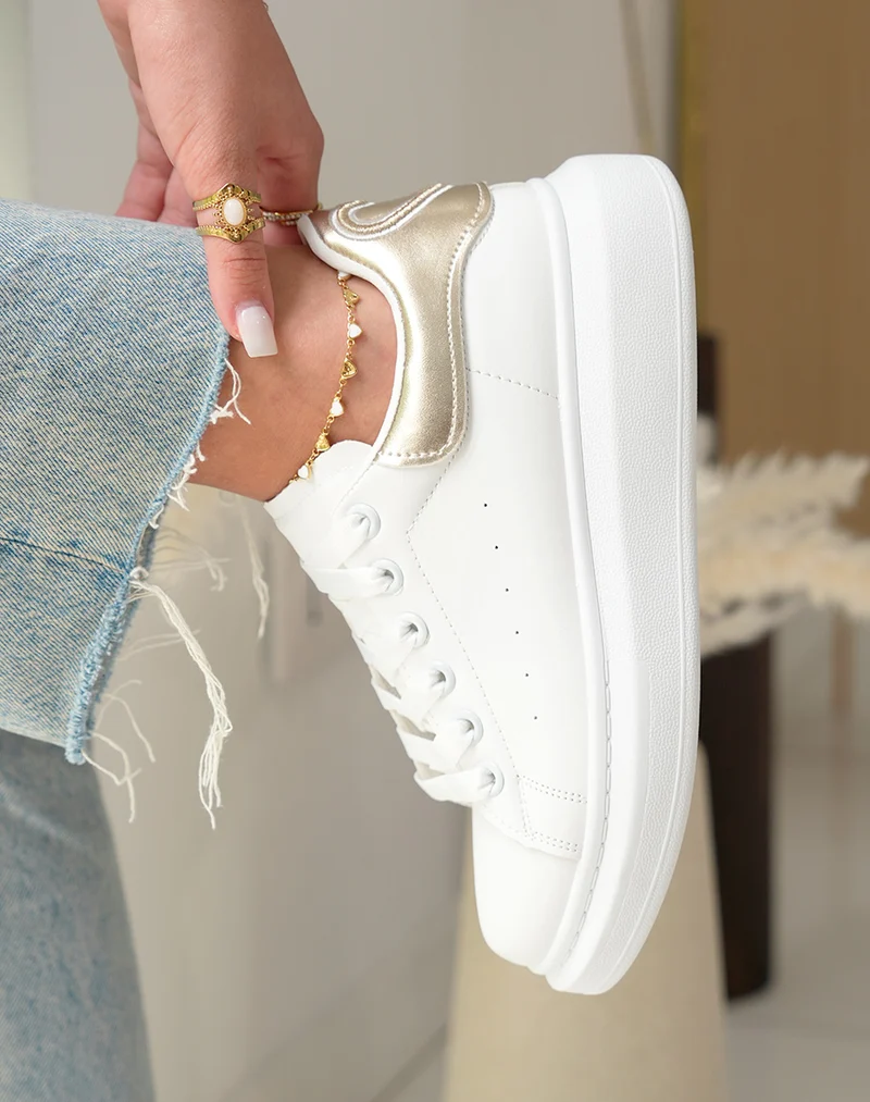 Baskets femme blanches tendance avec empiècement doré irisé et détail cœur