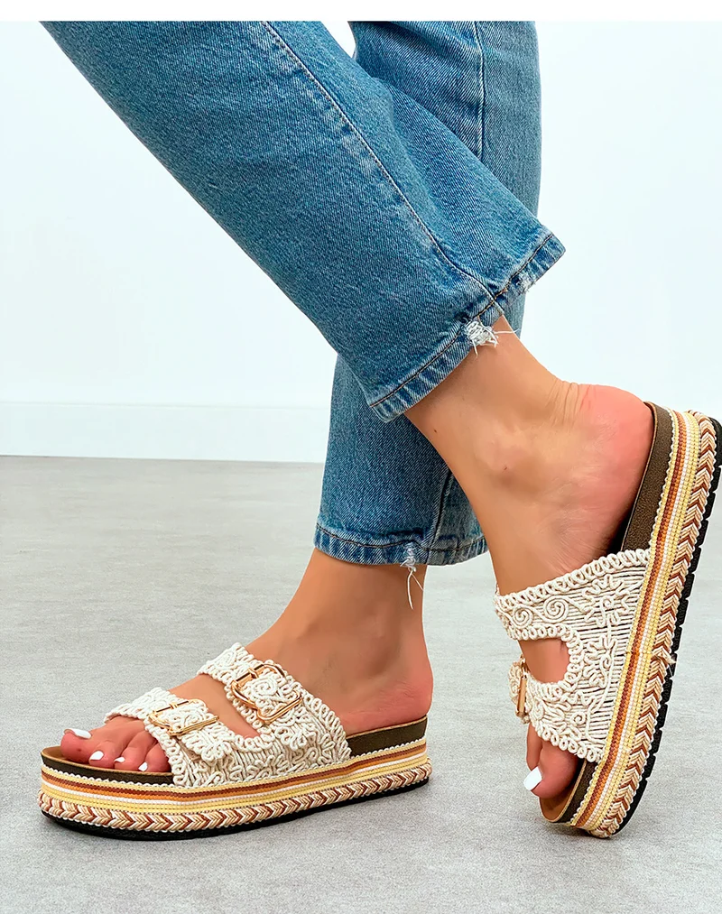 Mules Beige Brodées à Double Sangle et Plateforme Aztèque – Sophistication