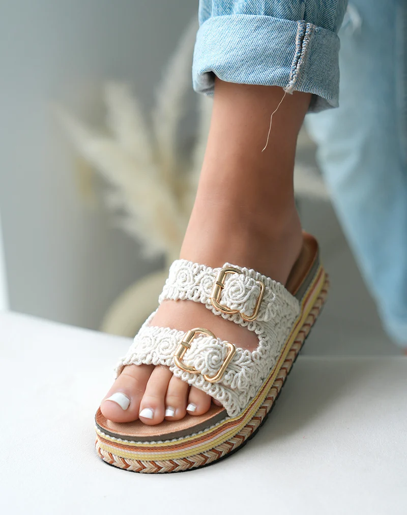 Mules Beige Brodées à Double Sangle et Plateforme Aztèque – Sophistication