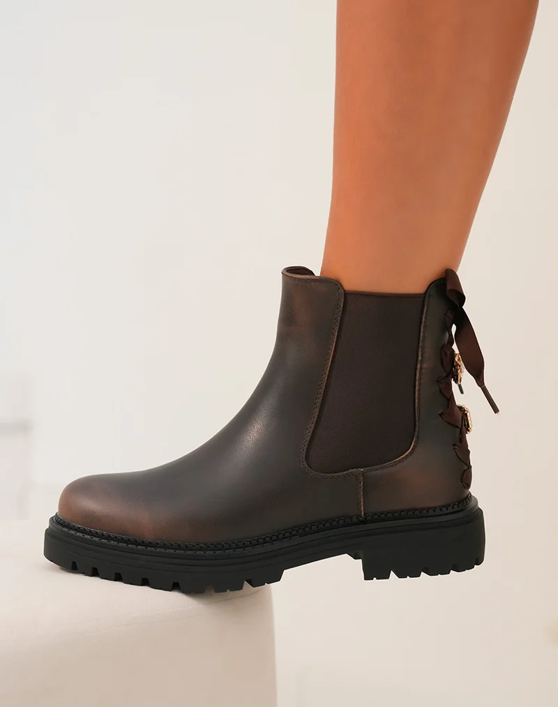 Bottines marron effet délavé style chelsea avec détails dorés