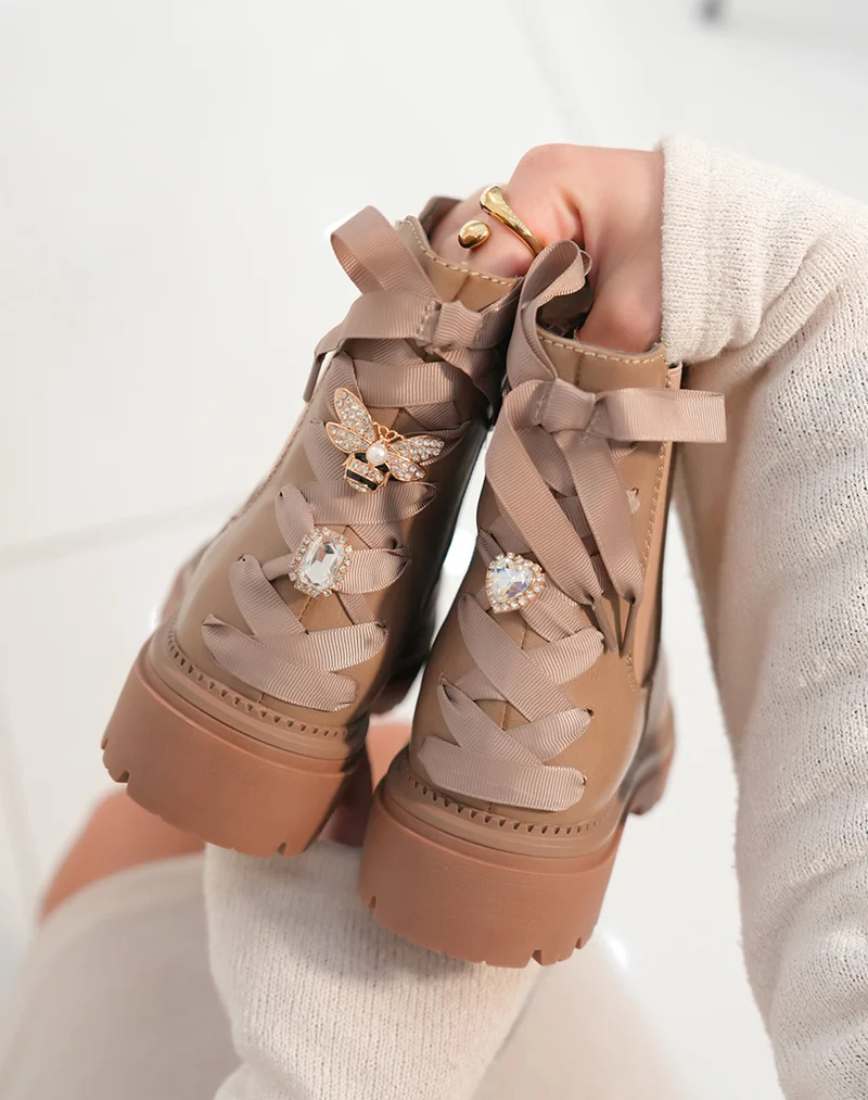 Bottines taupe femme style chelsea avec laçage décoratif et détails dorés