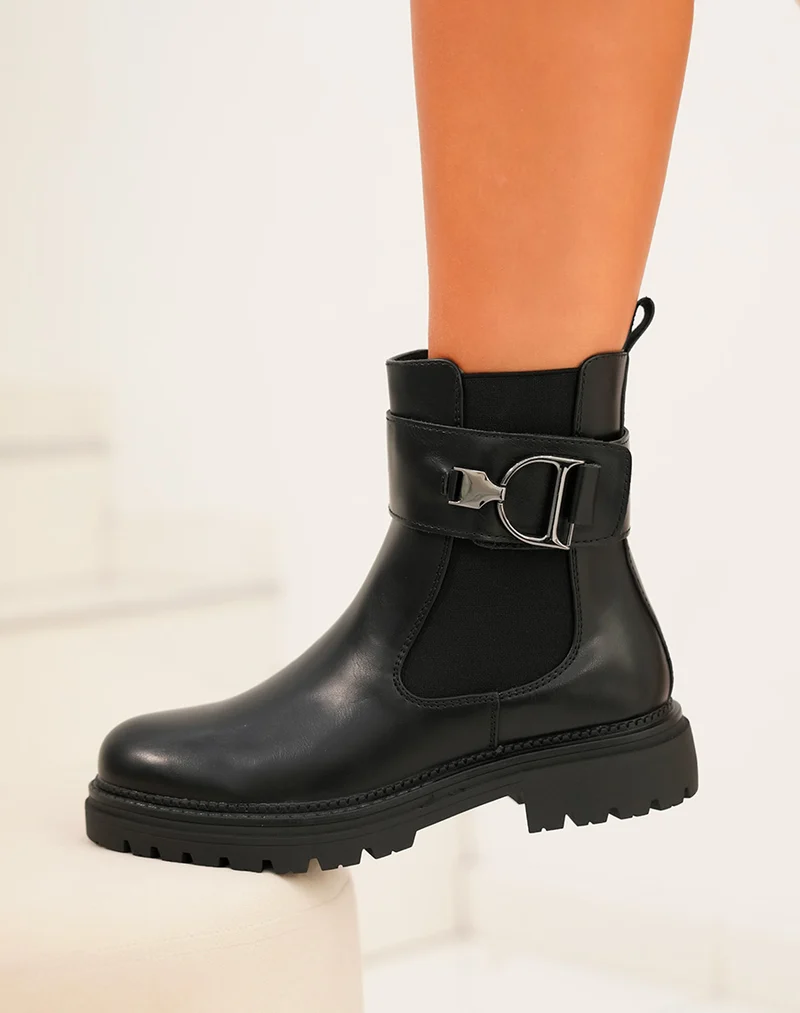 Bottines femme noires avec lanière argentée et semelle crantée