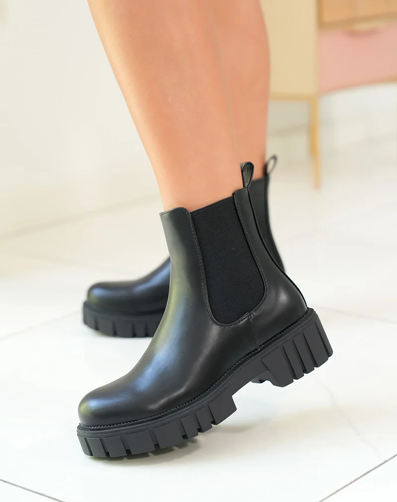 Bottines noires style chelsea avec semelle crantée pour femme
