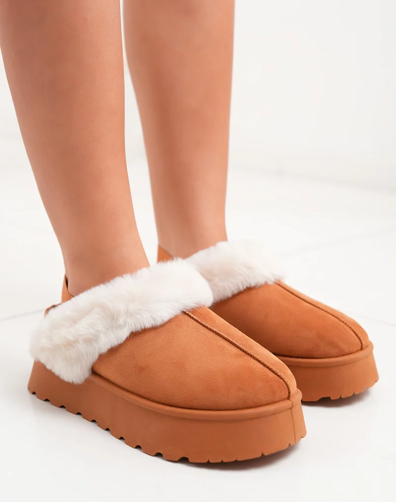 Mules femme camel en suédine fourrée avec lanière ajustable et semelle crantée