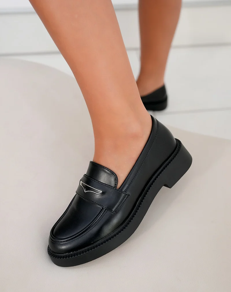 Mocassin femme noir avec semelle lisse et détail argenté