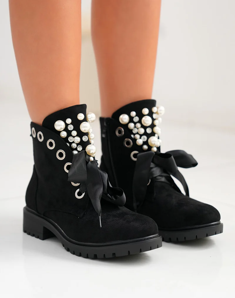 Bottines en suédine noire à lacets épais et ajourées avec perles