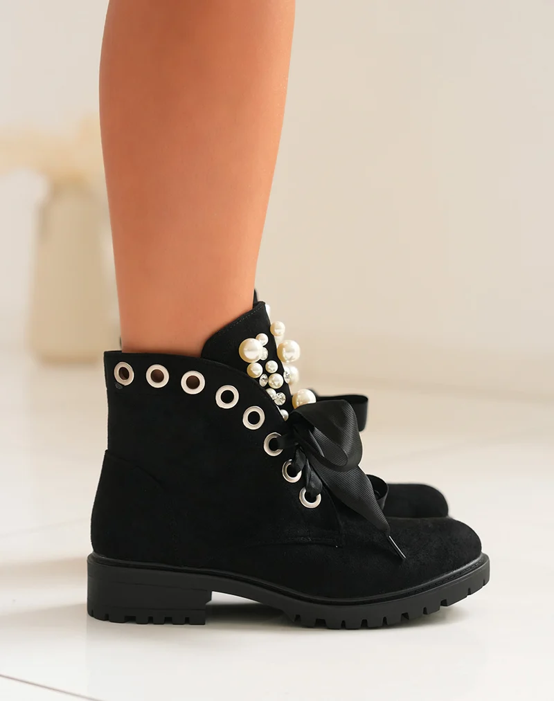 Bottines en suédine noire à lacets épais et ajourées avec perles