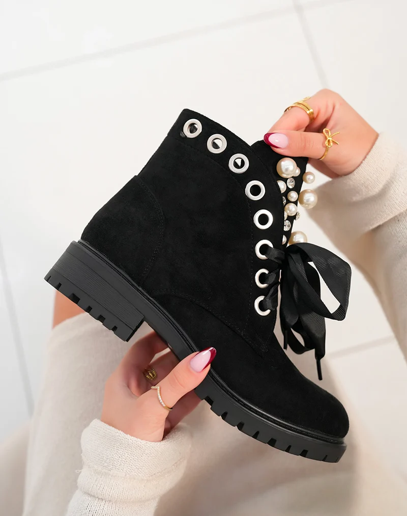 Bottines en suédine noire à lacets épais et ajourées avec perles