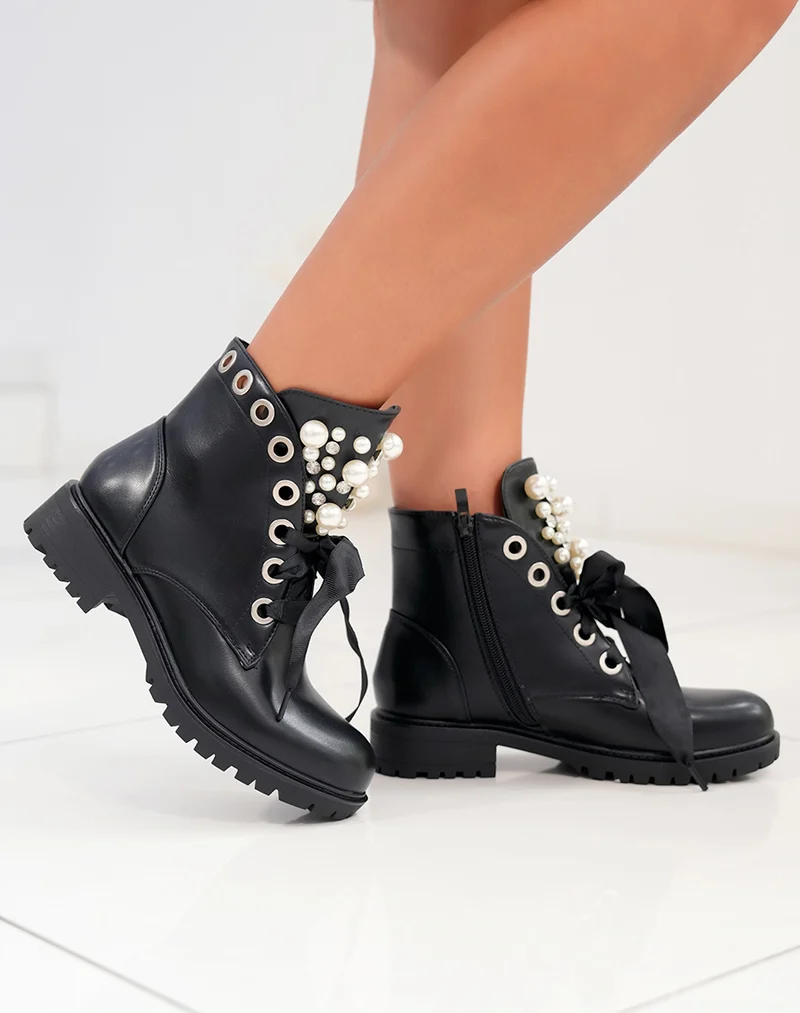 Bottines noires à lacets épais et ajourées de perles
