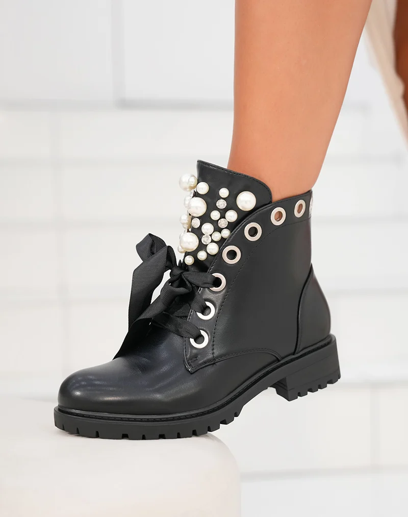 Bottines noires à lacets épais et ajourées de perles