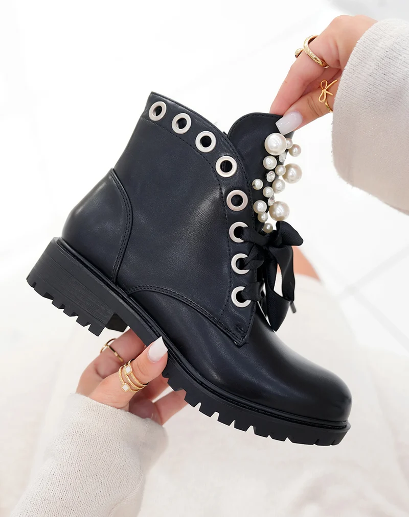 Bottines noires à lacets épais et ajourées de perles