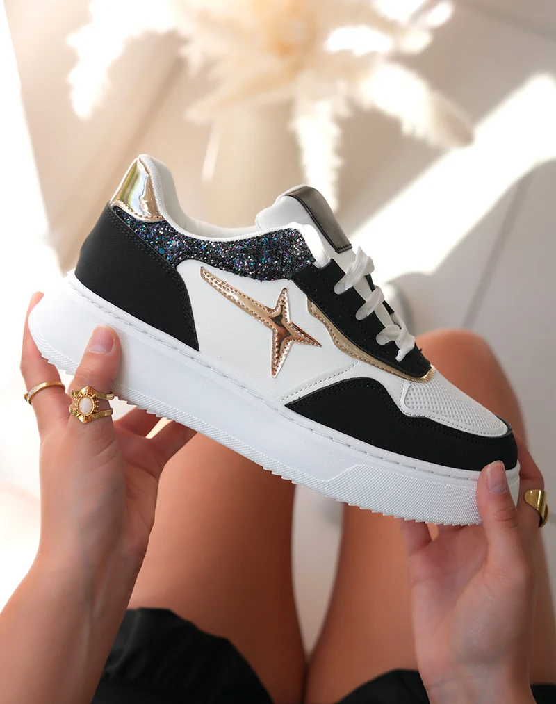 Baskets noires et blanches avec détail dorées et pailletées