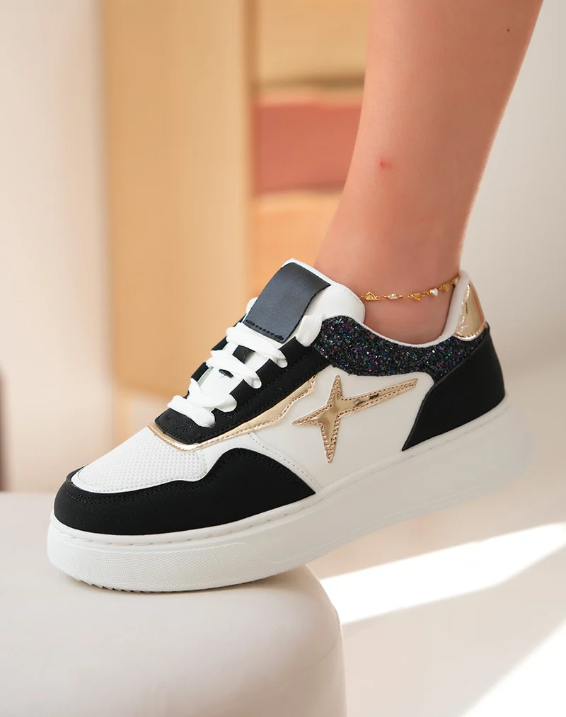 Baskets noires et blanches avec détail dorées et pailletées