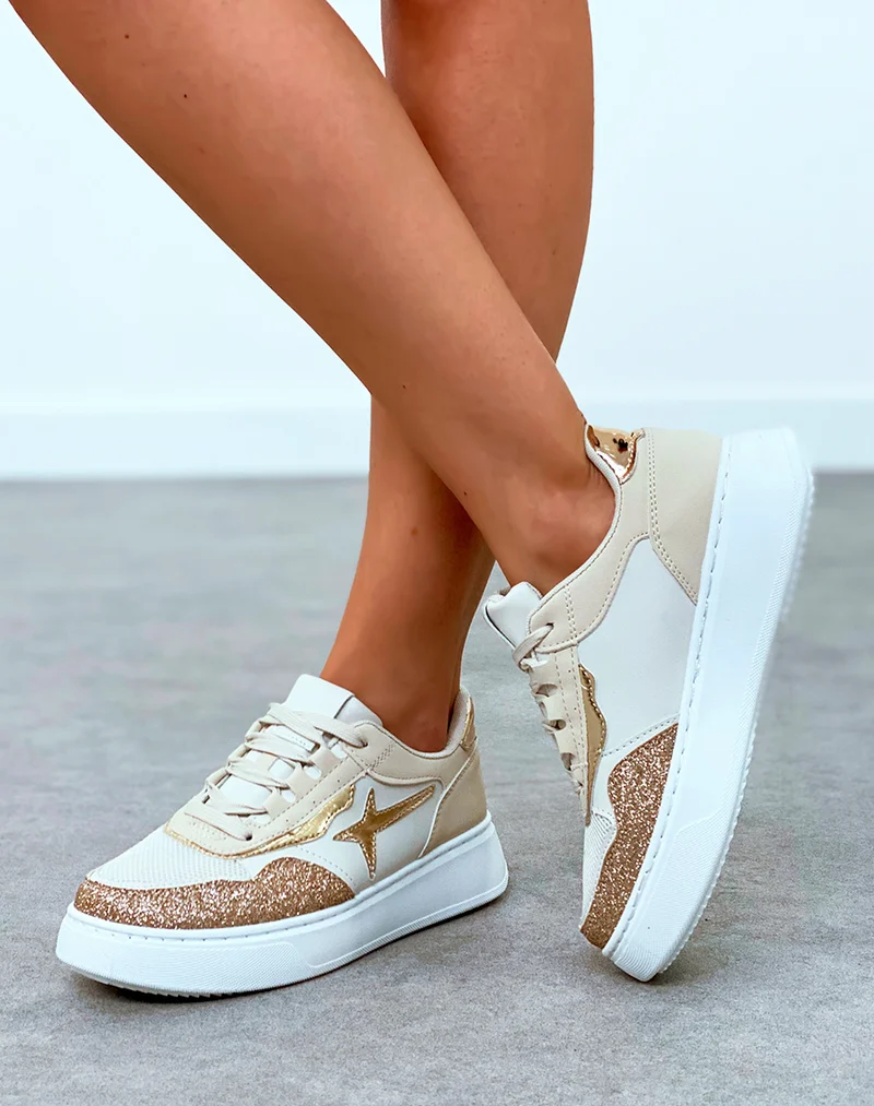 Baskets beige et blanche avec détail dorées et pailletées