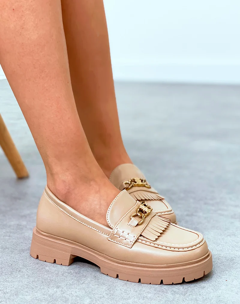 Mocassins beige à détail dorée et semelle épaisse crantée