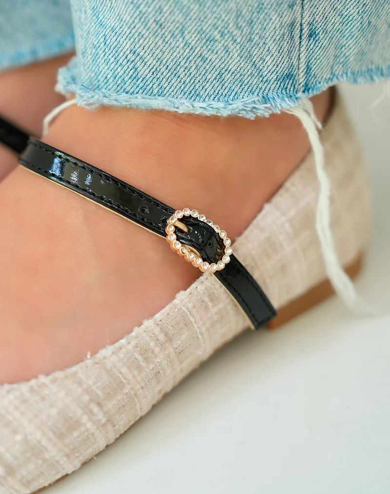 Ballerines élégantes en tweed beige avec bout pointu verni et boucle strassée