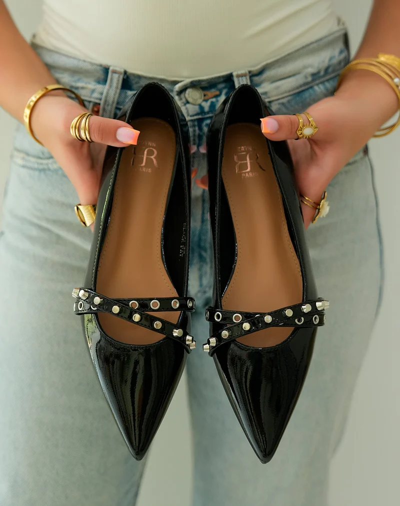 Ballerines pointues noires avec lanières cloutées pour un style audacieux