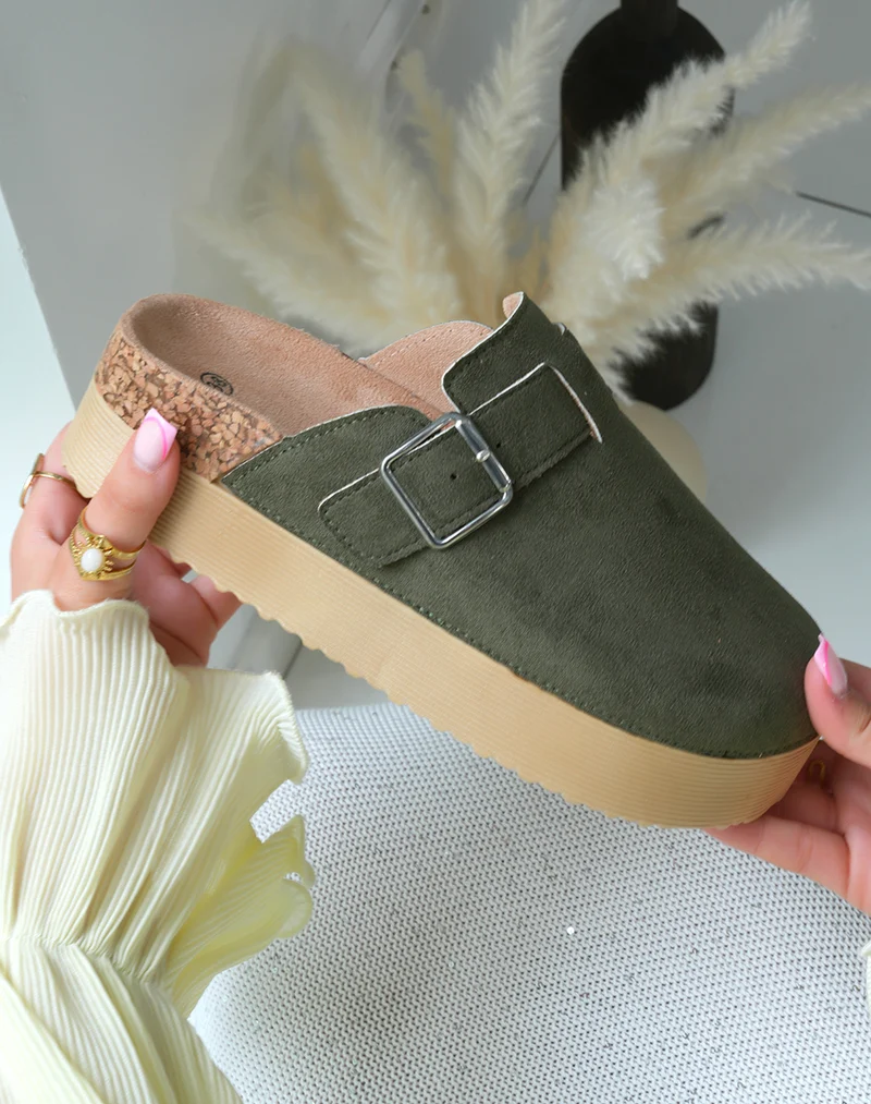 Mules fermées femme en suédine kaki avec plateforme épaisse élégantes et confortables