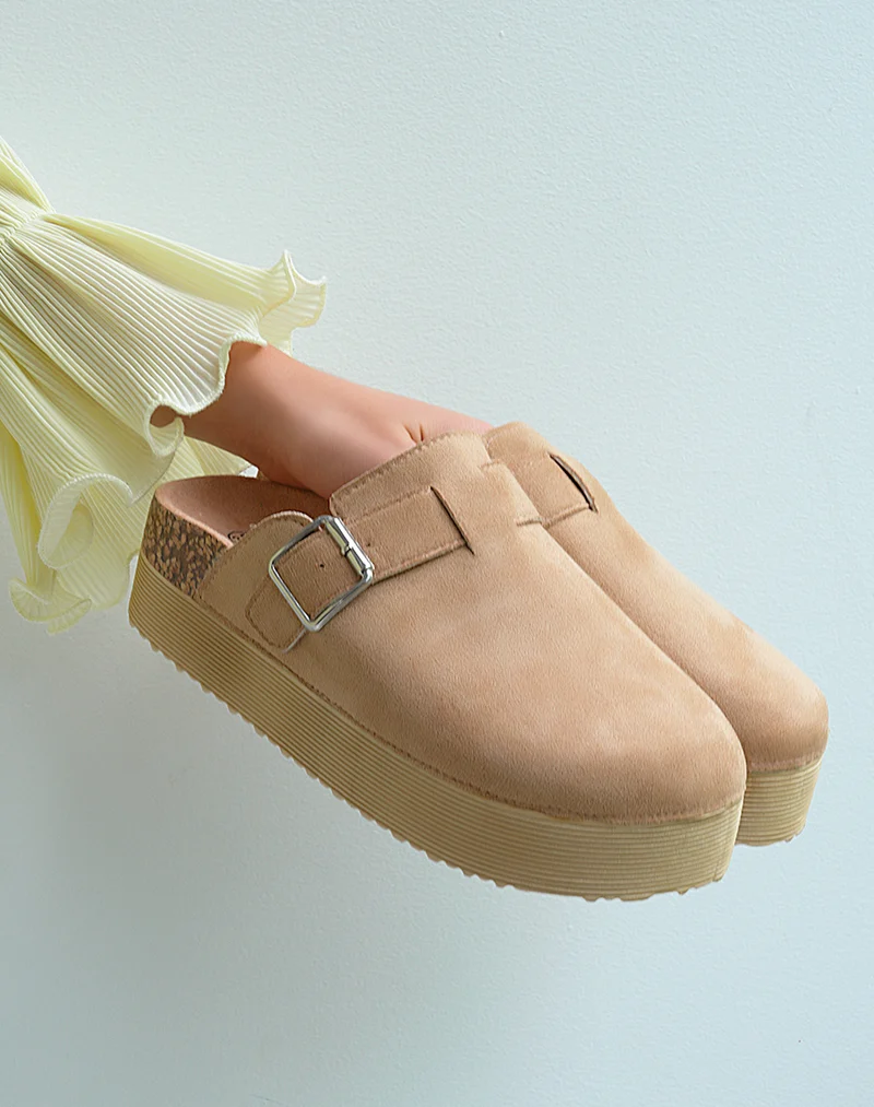 Mules fermées femme en suédine beige avec plateforme épaisse élégantes et confortables
