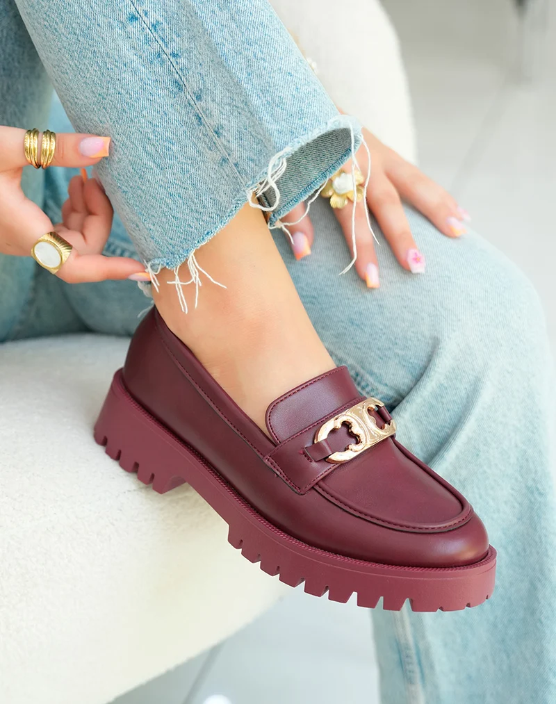 Mocassins bordeaux élégants avec bijou doré et plateforme audacieuse