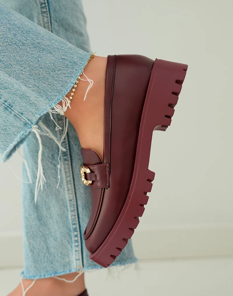 Mocassins bordeaux élégants avec bijou doré et plateforme audacieuse