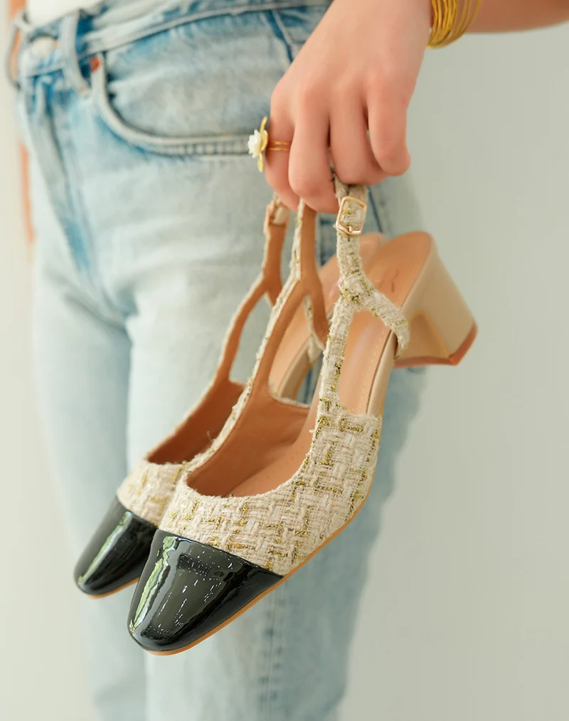 Sandales à talon chic en tweed beige avec bout noir verni