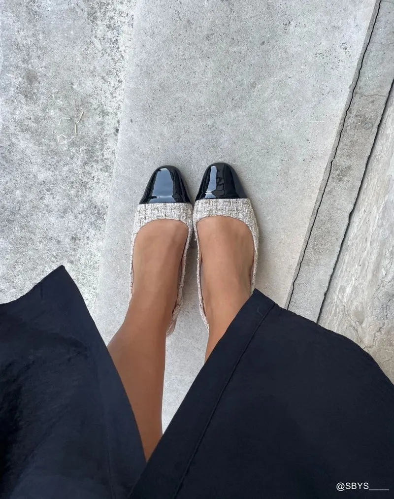 Sandales à talon chic en tweed beige avec bout noir verni