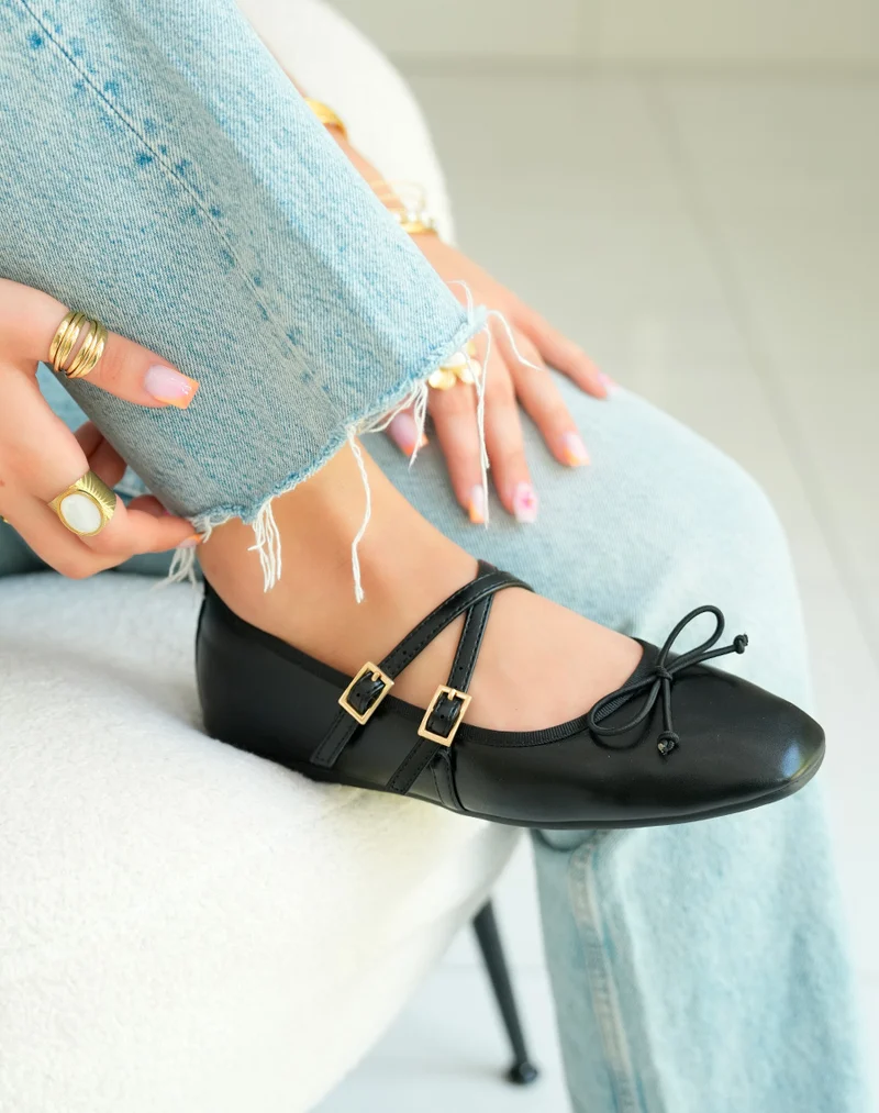 Ballerines noires sophistiquées avec double lanière et noeud délicat
