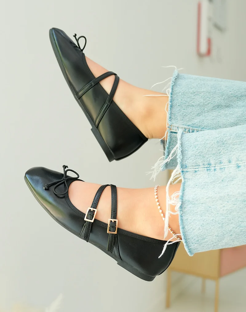 Ballerines noires sophistiquées avec double lanière et noeud délicat