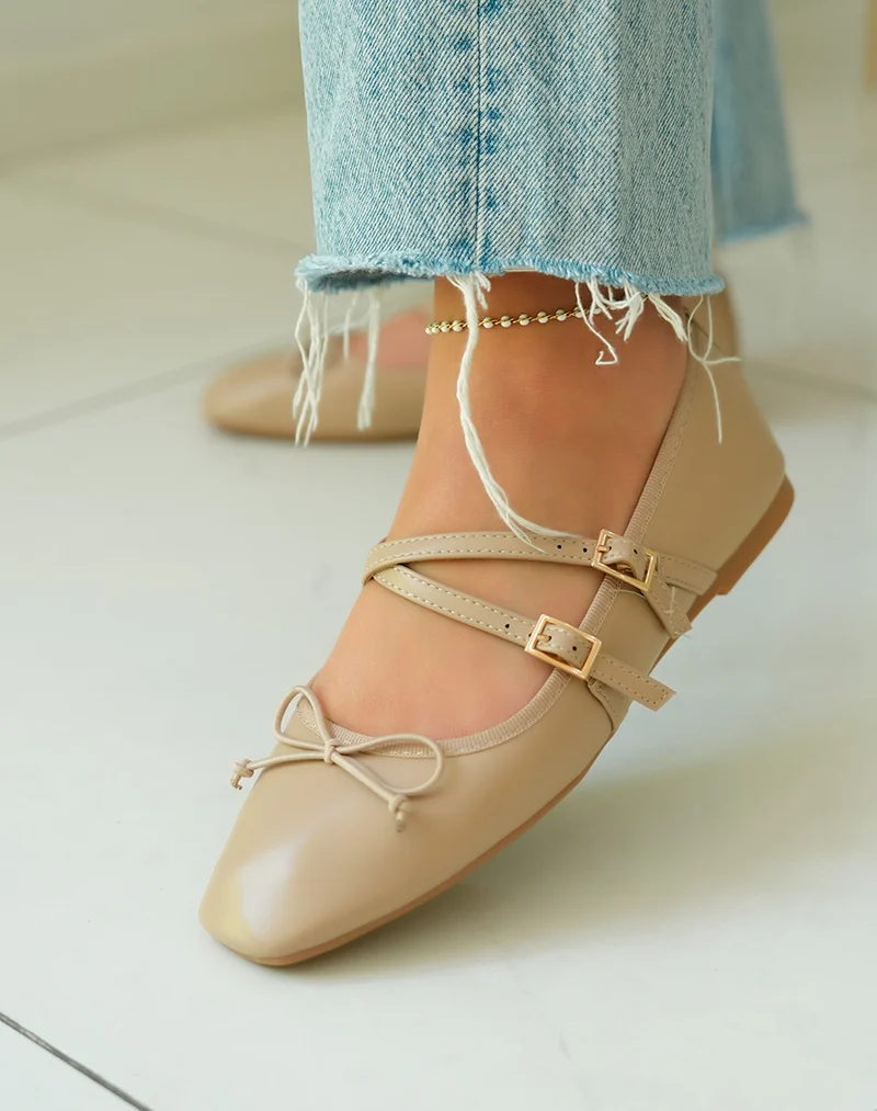 Ballerines beiges élégantes avec double lanière et noeud délicat