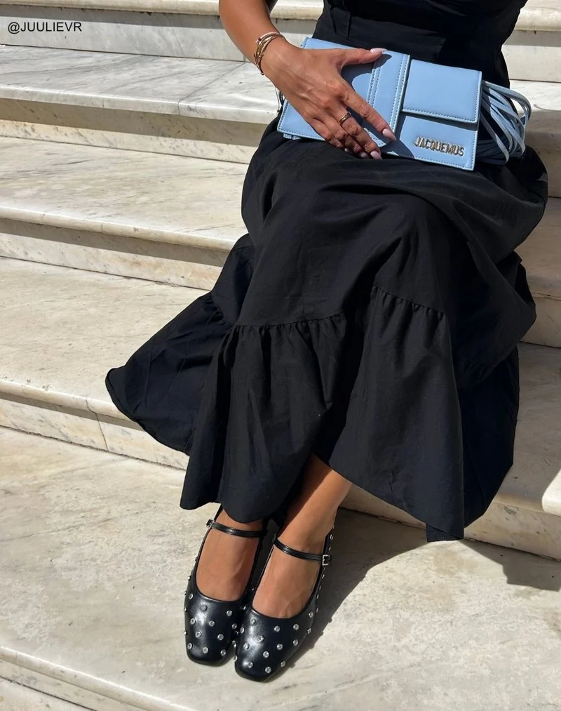 Ballerines noires ornées de clous strassés pour une touche d'éclat
