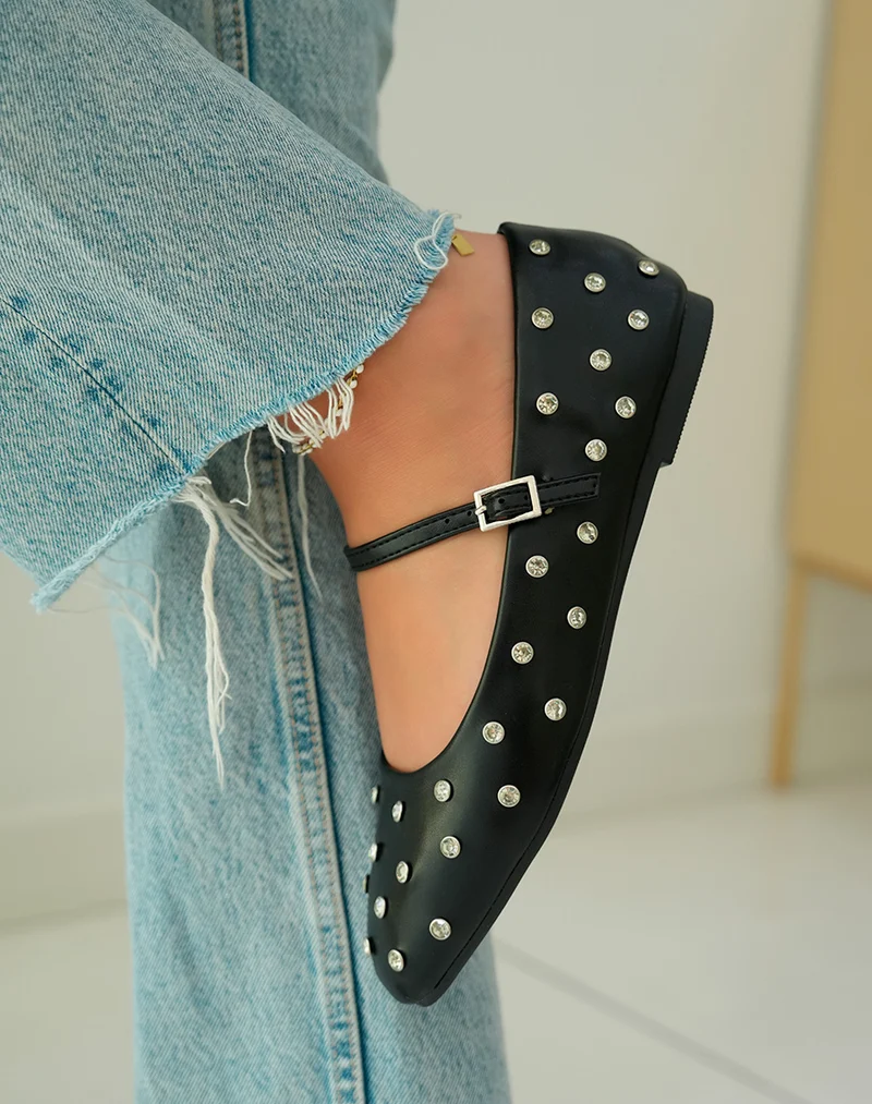 Ballerines noires ornées de clous strassés pour une touche d'éclat