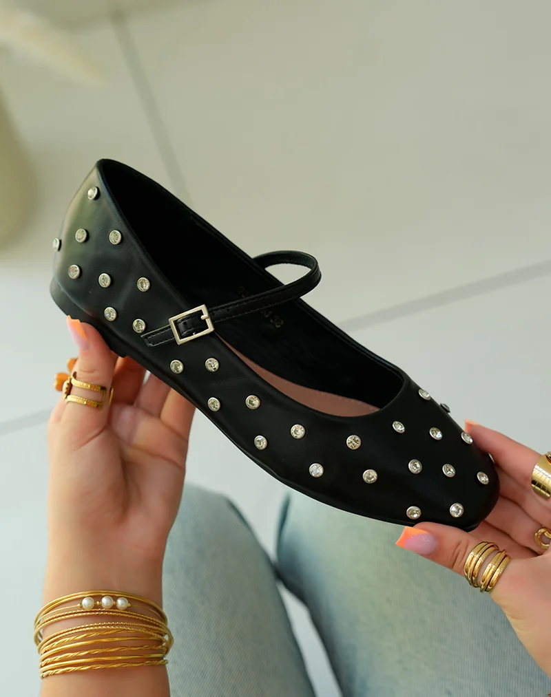 Ballerines noires ornées de clous strassés pour une touche d'éclat