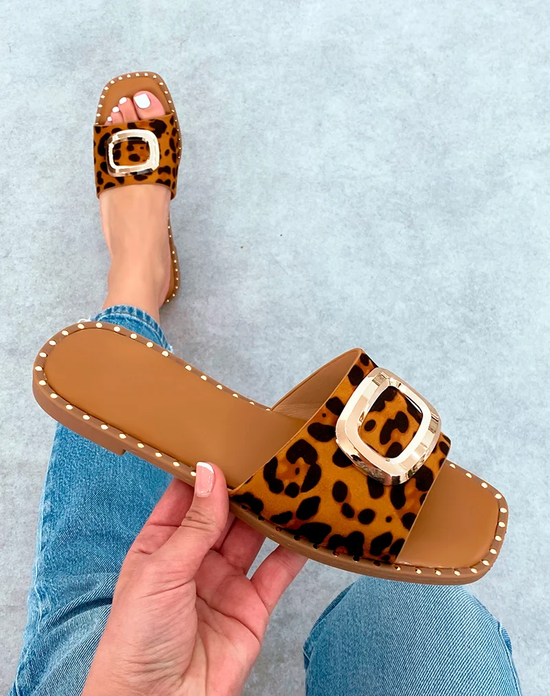 Mules femme motif léopard tendance avec détails dorés et semelle cloutée