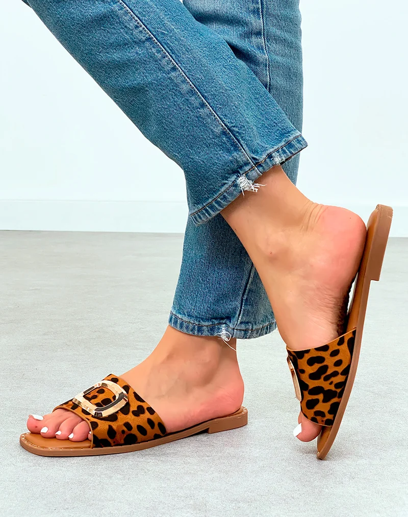 Mules femme motif léopard tendance avec détails dorés et semelle cloutée