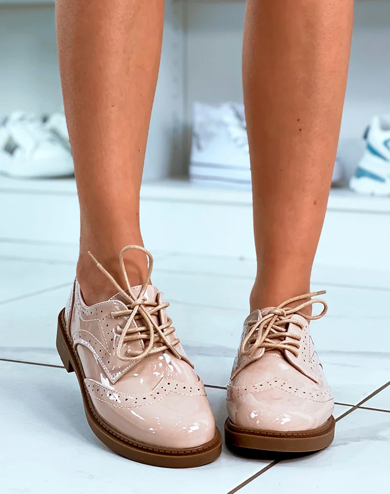Derbies beige vernis à lacets pour femme