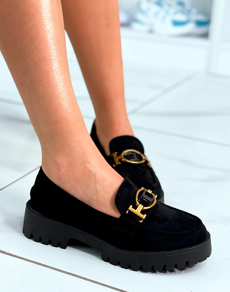 Mocassins en suédine noires avec détail doré et semelle crantée