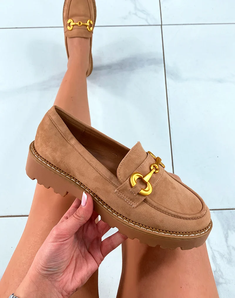 Mocassins en suédine beige foncé avec détail doré mat