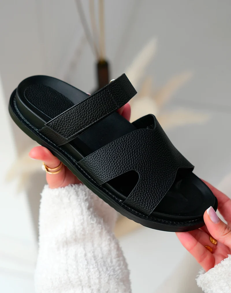 Mules Noires Grainées avec Lanière Scratch et Plateforme Discrète – Élégance au Quotidien