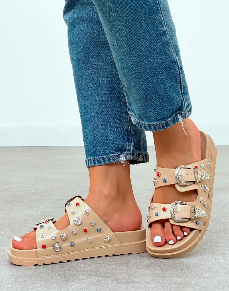 Sandales Mules Beiges Ornées de Détails Cloutés et Bijoux – Confort et Éclat au Quotidien