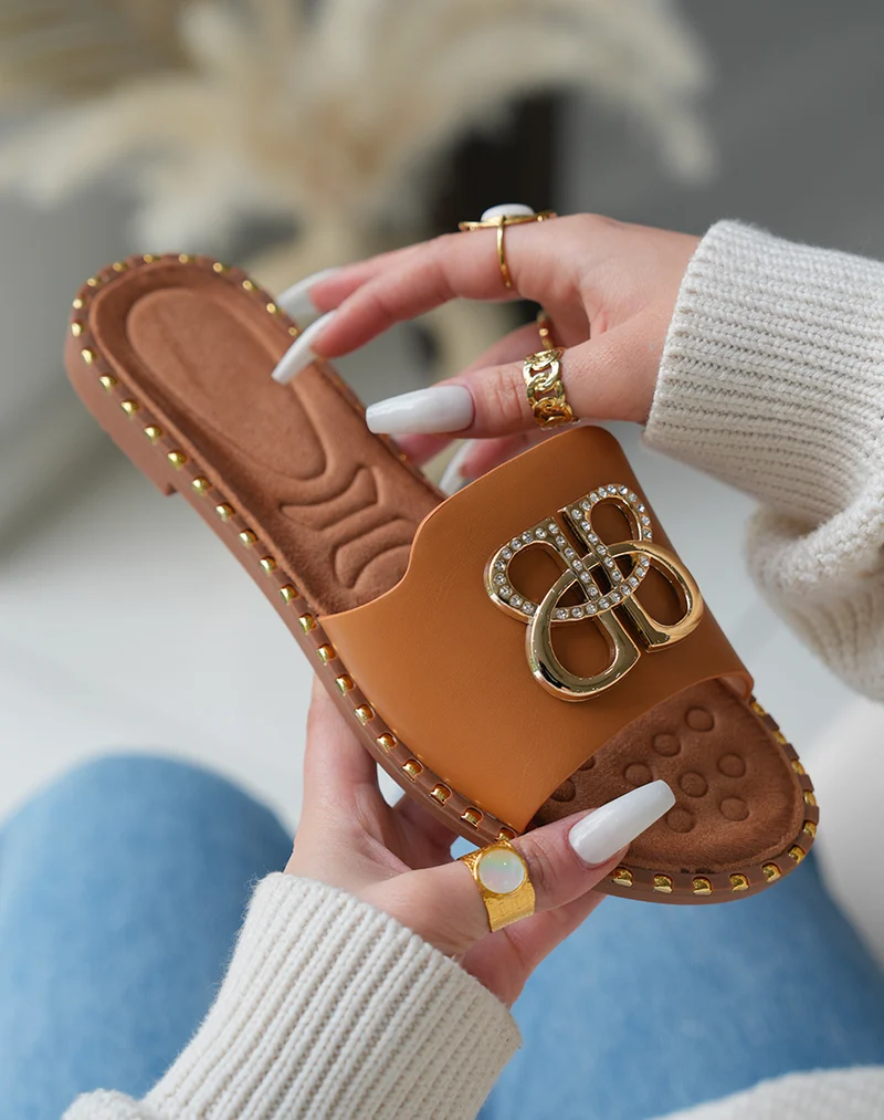 Mules Plates Femme Camel avec Détails Dorés et Semelle Cloutée