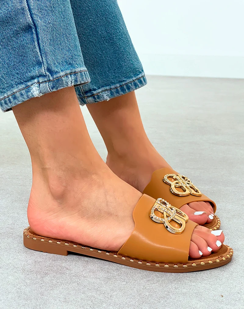 Mules Plates Femme Camel avec Détails Dorés et Semelle Cloutée