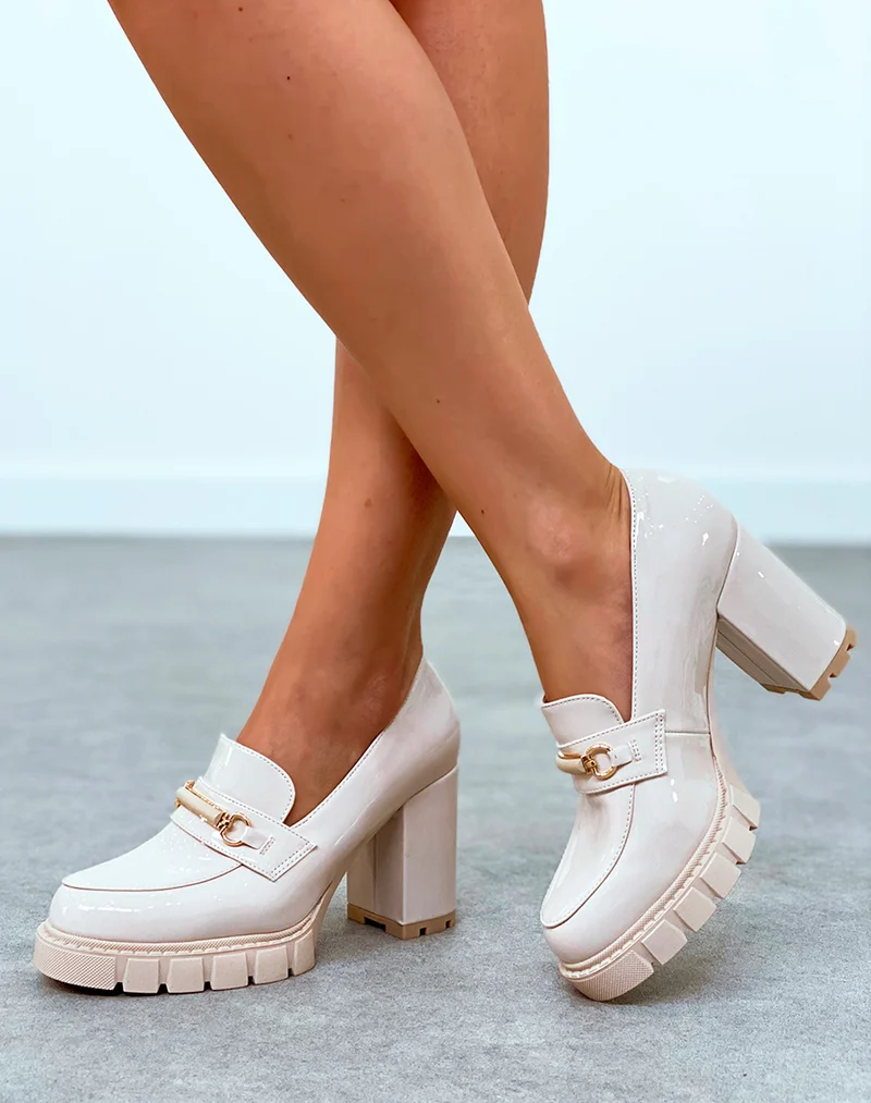 Mocassins beiges vernis à talon haut crantée et à détail doré