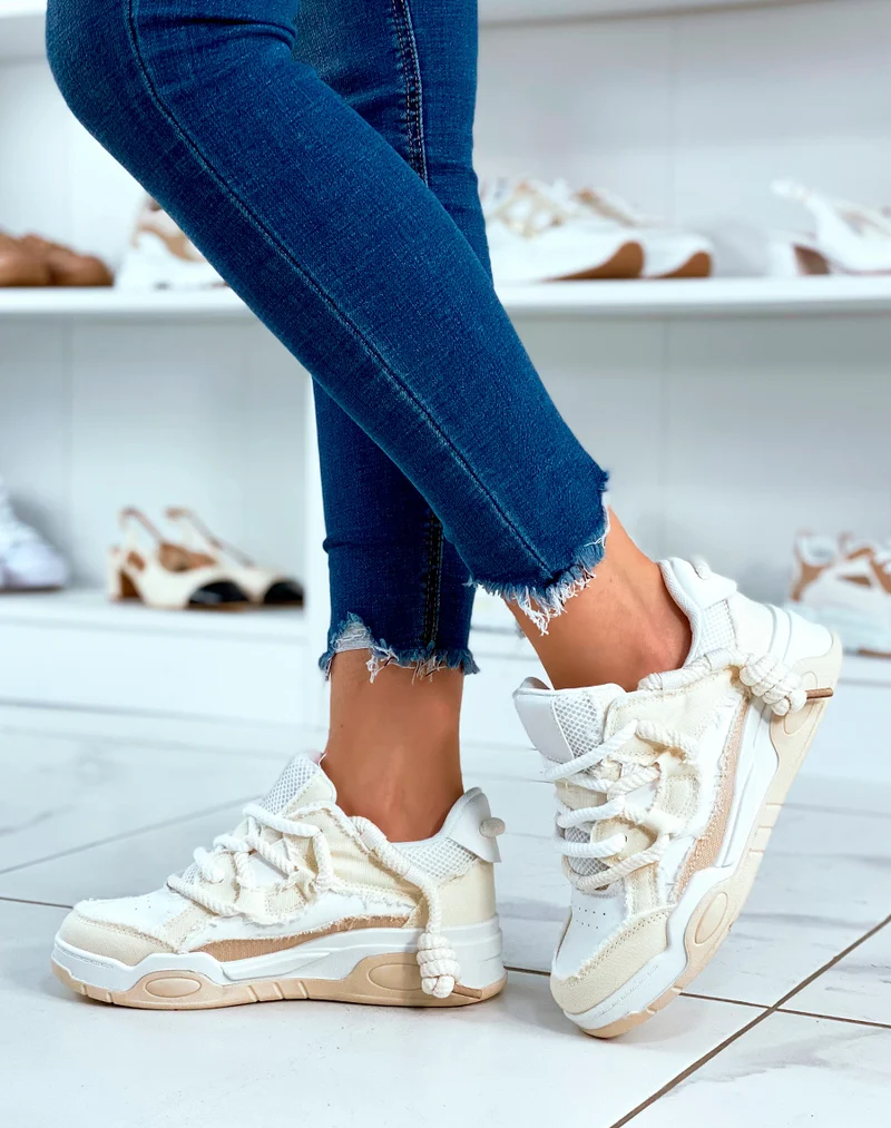 Baskets blanc et beige à lacet épais et à effet jean déchiré
