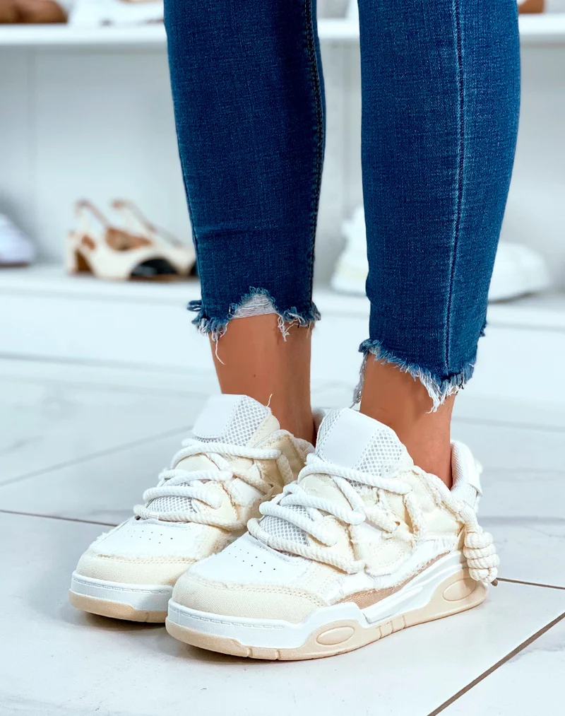 Baskets blanc et beige à lacet épais et à effet jean déchiré